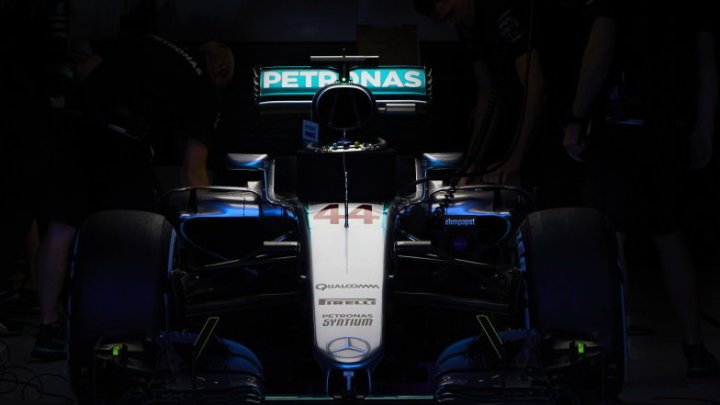 Vůz Mercedes F1 W07 Hybrid po pátečním tréninku v Austinu