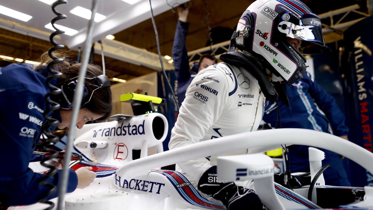 Valtteri Bottas s ochranou kokpitu při pátečním tréninku v Austinu
