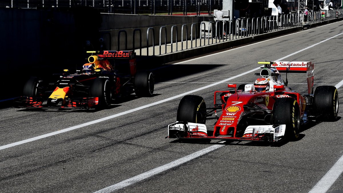 Max Verstappen a Kimi Räikkönen při pátečním tréninku v Austinu