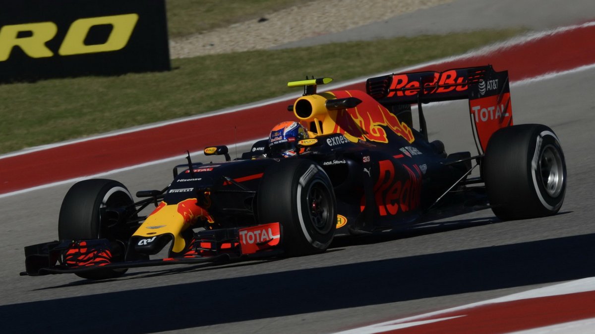 Max Verstappen při pátečním tréninku v Austinu