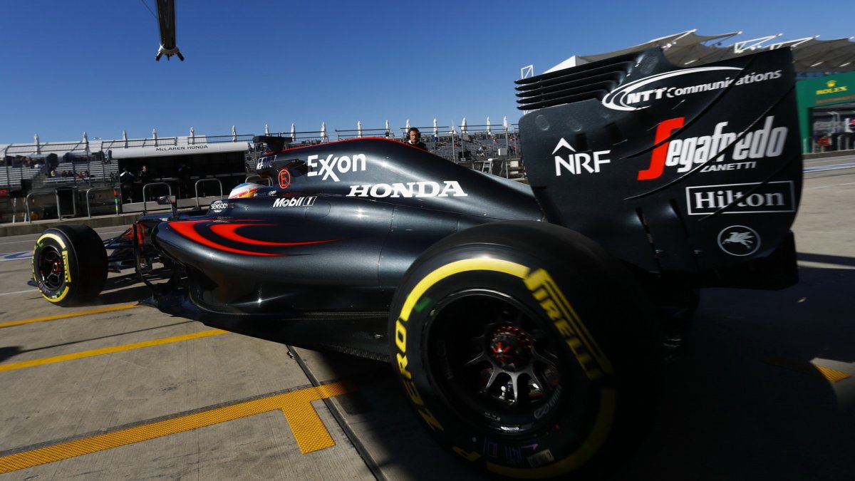 Fernando Alonso při pátečním tréninku v Austinu