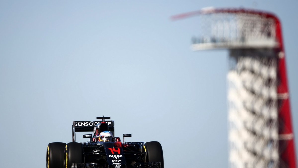 Fernando Alonso při pátečním tréninku v Austinu