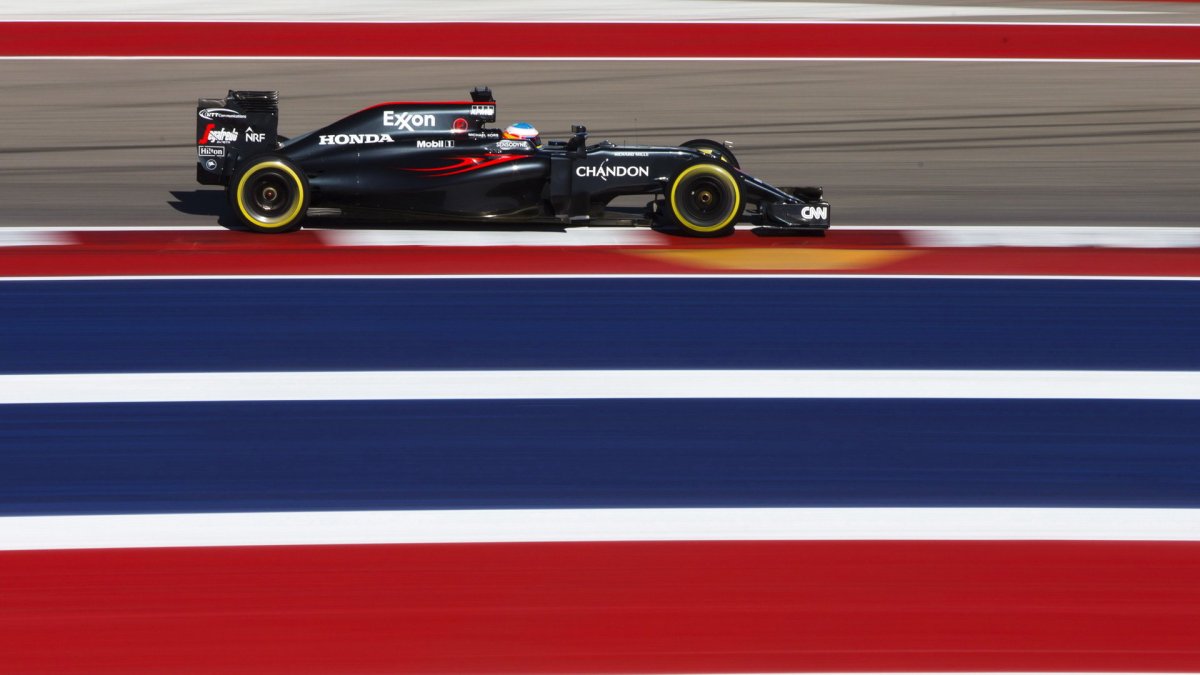 Fernando Alonso při pátečním tréninku v Austinu