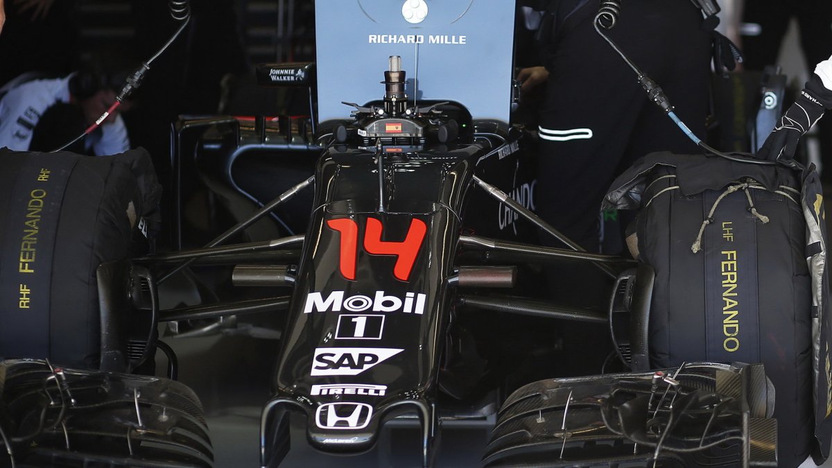 Přední křídlo vozu McLaren | McLaren MP4-31 Honda při pátečním tréninku v Austinu