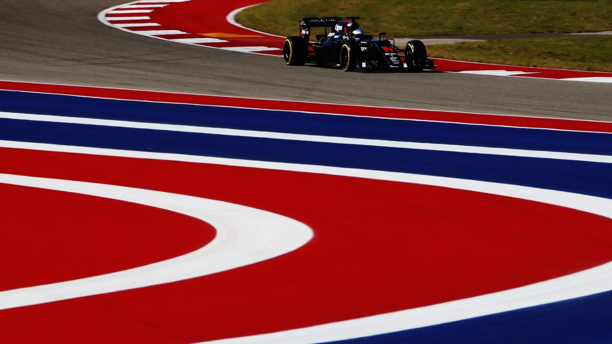 Fernando Alonso při pátečním tréninku v Austinu