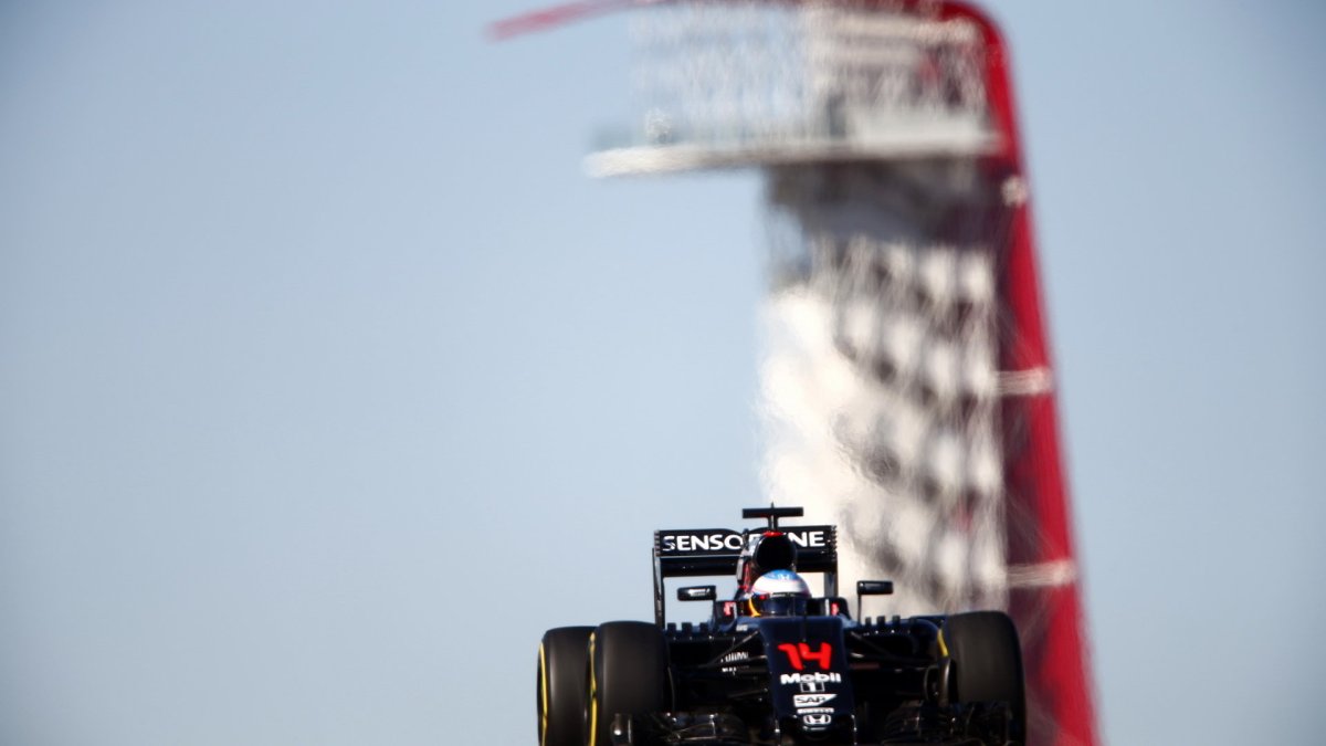 Fernando Alonso při pátečním tréninku v Austinu