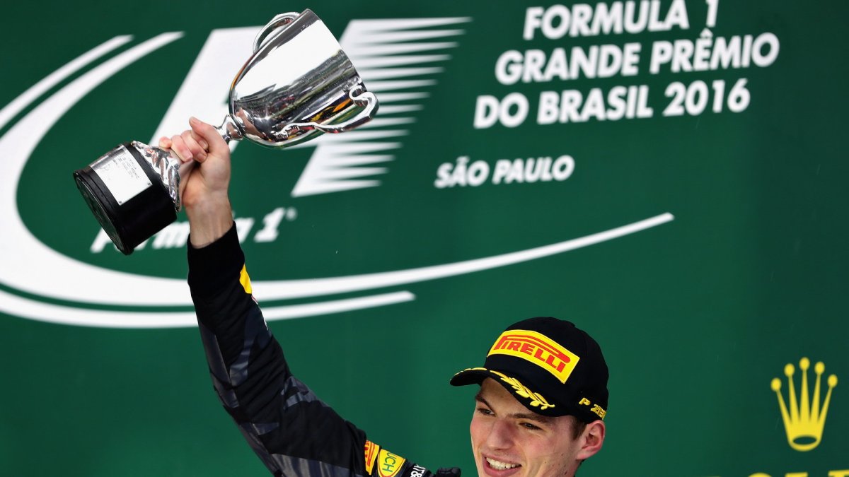 Max Verstappen na pódiu po závodě v Brazílii