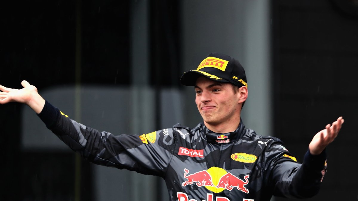 Max Verstappen na pódiu po závodě v Brazílii
