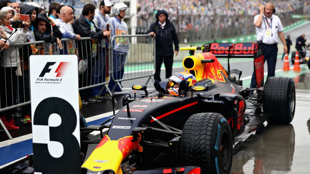 Max Verstappen dorazil do cíle třetí v deštivém závodě v Brazílii