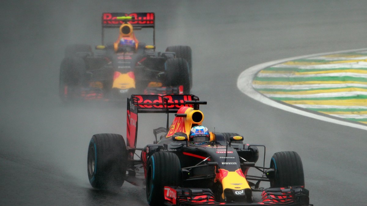 Daniel Ricciardo a Max Verstappen počas deštivého závodu v Brazílii
