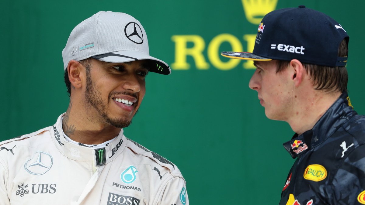 Lewis Hamilton a Max Verstappen na pódiu po závodě v Brazílii
