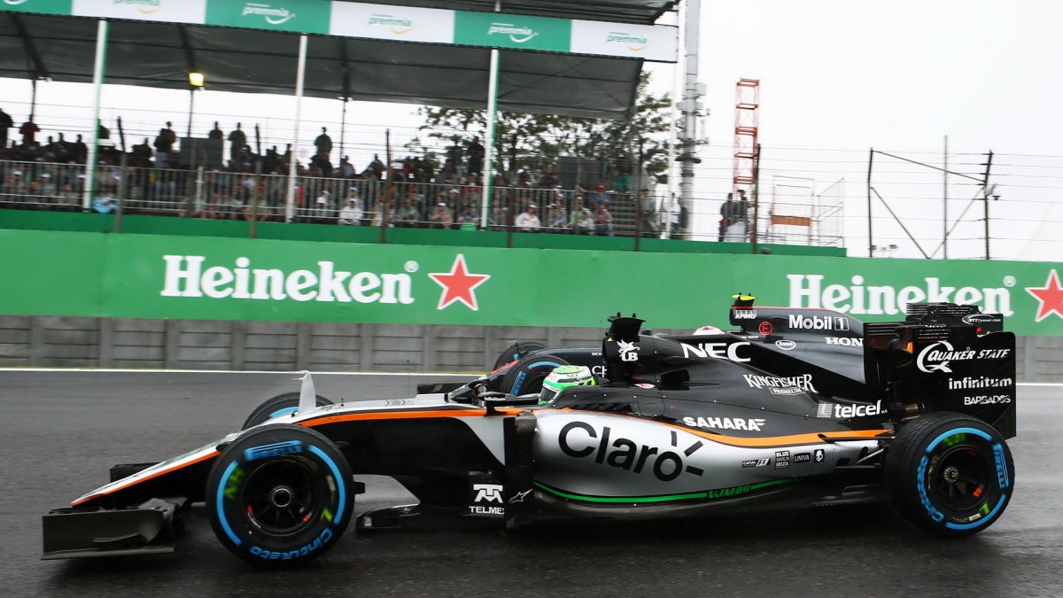 Nico Hülkenberg předjíždí Jensona Buttona počas deštivého závodu v Brazílii