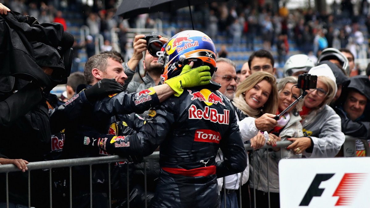 Max Verstappen se raduje s mechaniky po závodě v Brazílii