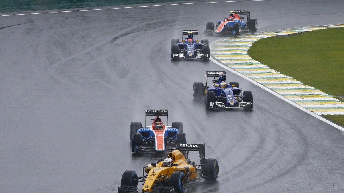 Kevin Magnussen počas deštivého závodu v Brazílii