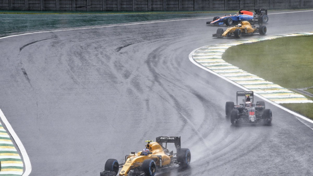 Jolyon Palmer počas deštivého závodu v Brazílii