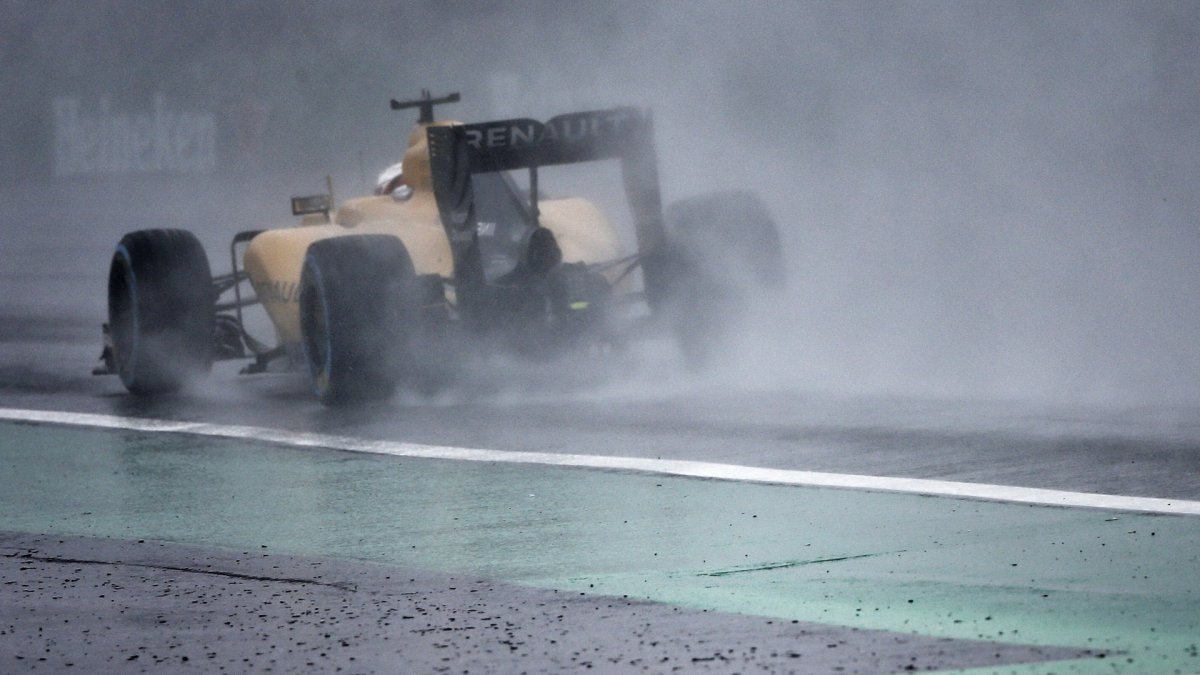 Kevin Magnussen počas deštivého závodu v Brazílii