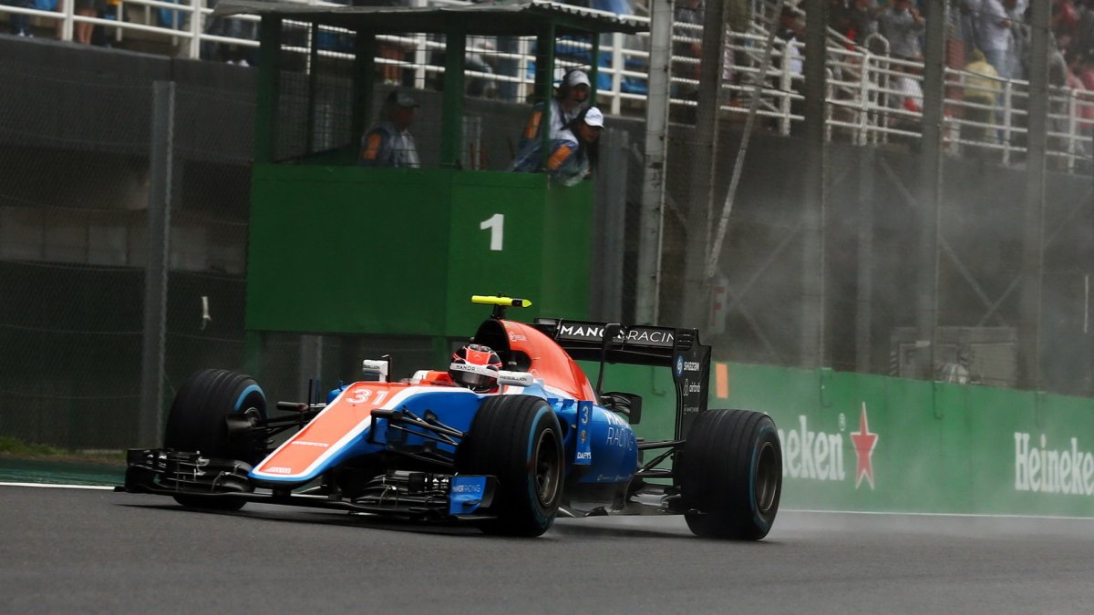 Esteban Ocon počas deštivého závodu v Brazílii