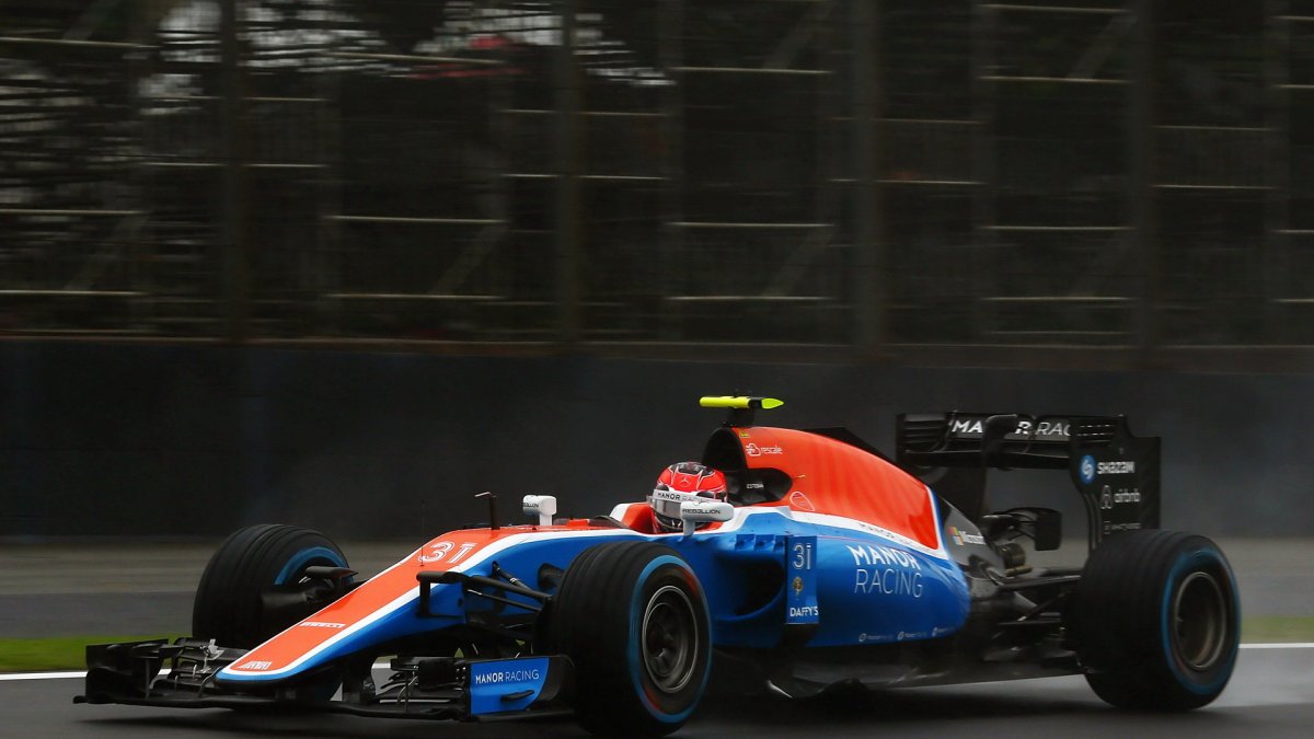 Esteban Ocon počas deštivého závodu v Brazílii