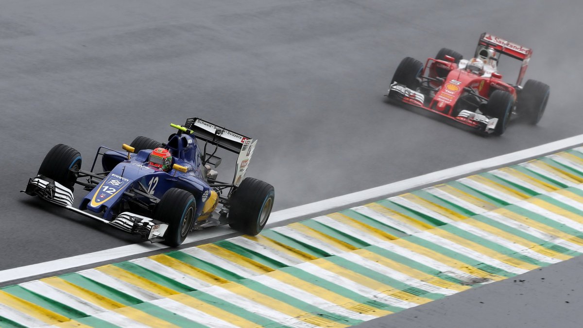 Felipe Nasr a Sebastian Vettel počas deštivého závodu v Brazílii