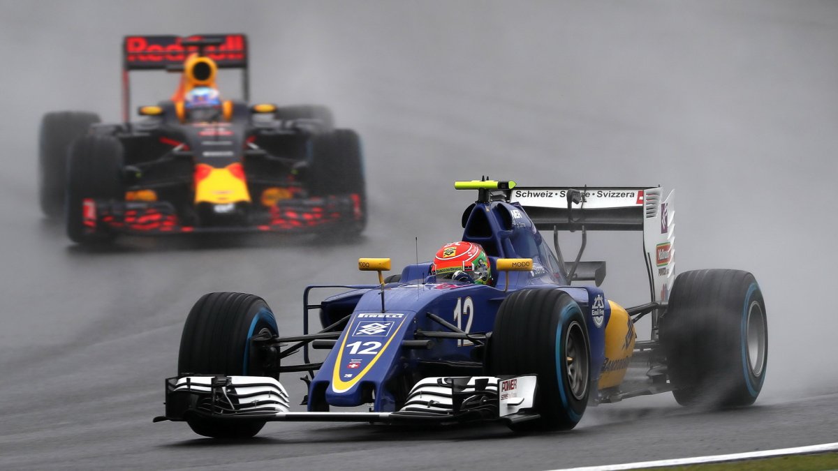 Felipe Nasr a Daniel Ricciardo počas deštivého závodu v Brazílii