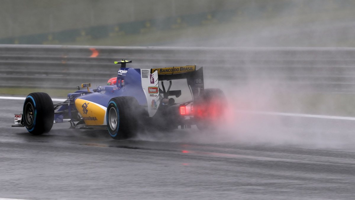 Felipe Nasr počas deštivého závodu v Brazílii