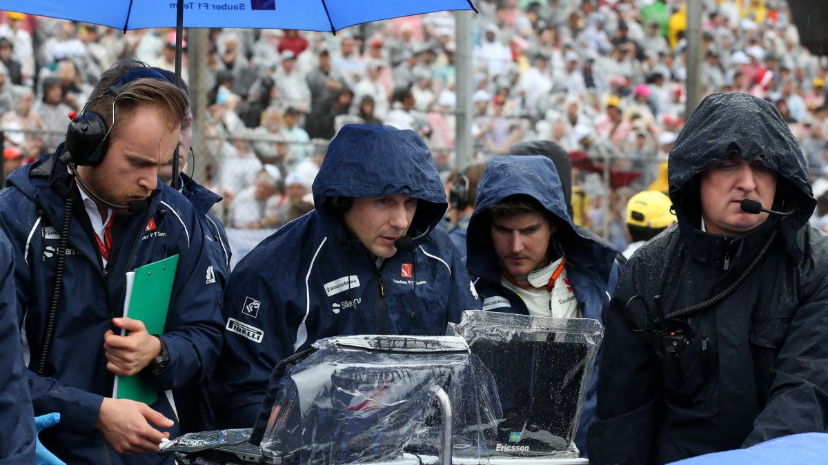Inženýři týmu Sauber před závodem v Brazílii
