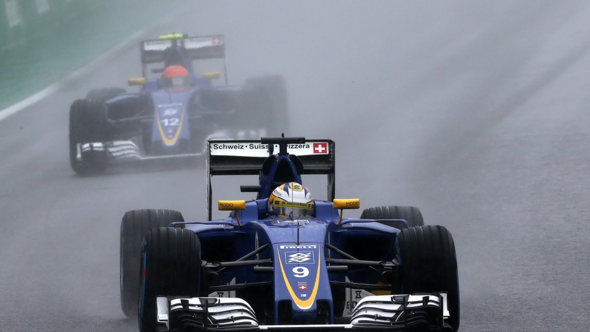 Marcus Ericsson a Felipe Nasr počas deštivého závodu v Brazílii
