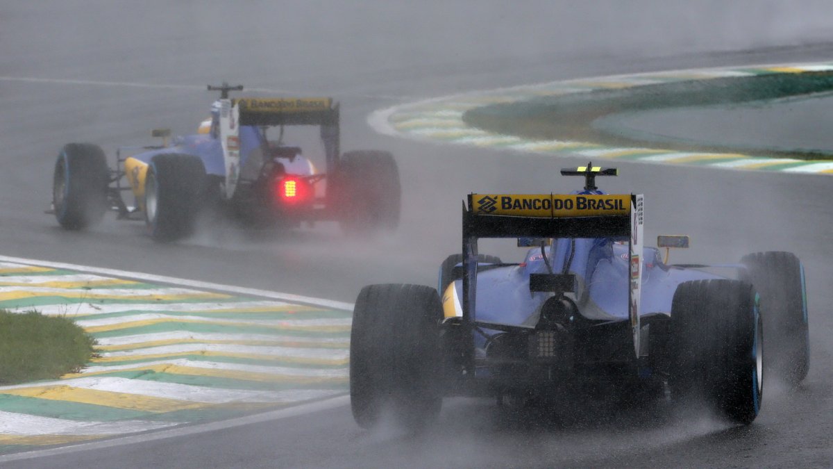 Marcus Ericsson a Felipe Nasr počas deštivého závodu v Brazílii