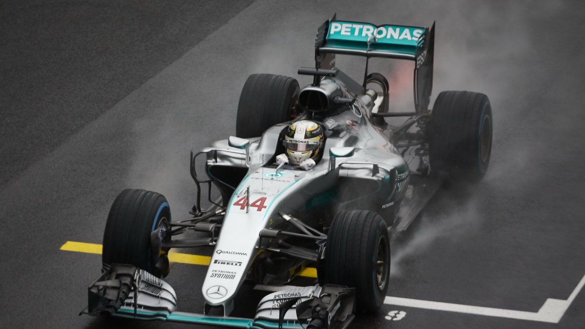 Lewis Hamilton v cíli deštivého závodu v Brazílii