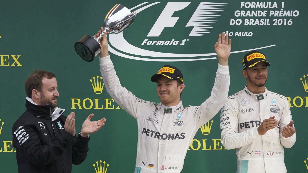 Lewis Hamilton a Nico Rosberg na pódiu po závodě v Brazílii
