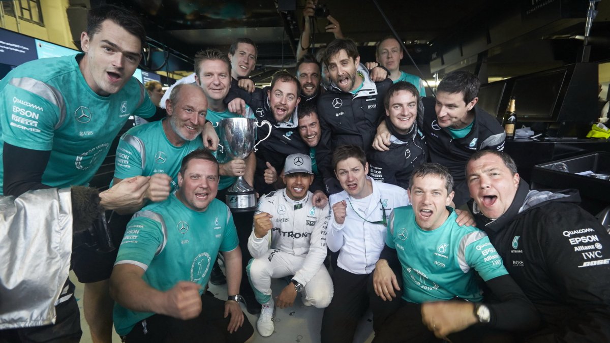 Radost týmu Mercedes z vítězství v závodě v Brazílii