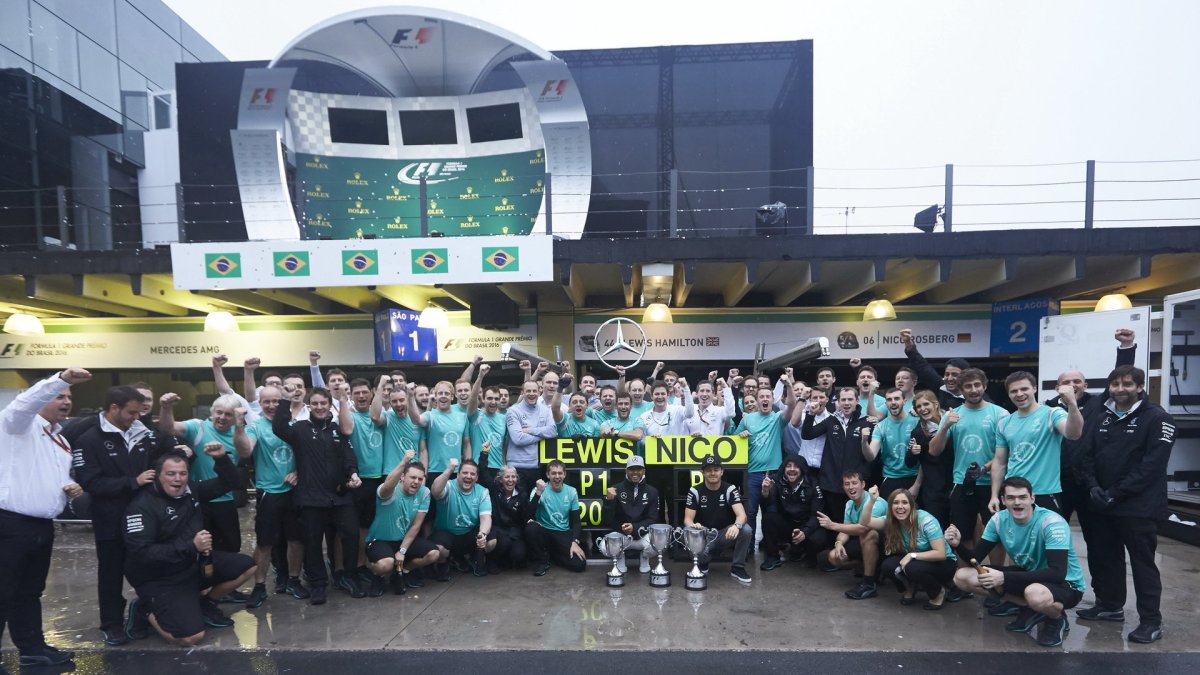 Radost týmu Mercedes z vítězství v závodě v Brazílii