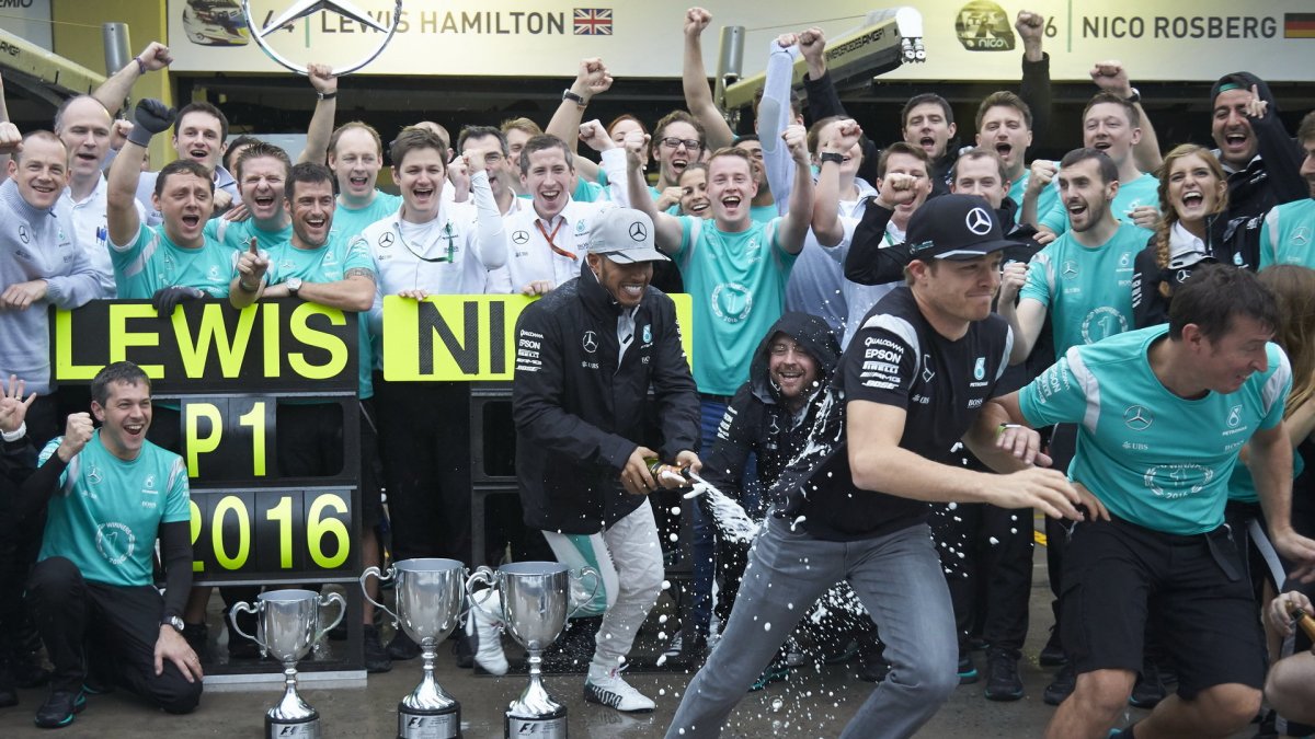 Radost týmu Mercedes z vítězství v závodě v Brazílii