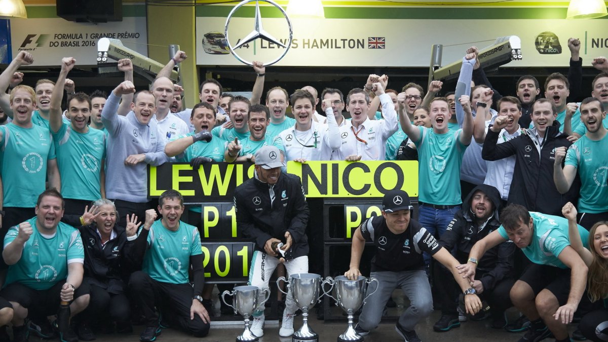 Radost týmu Mercedes z vítězství v závodě v Brazílii