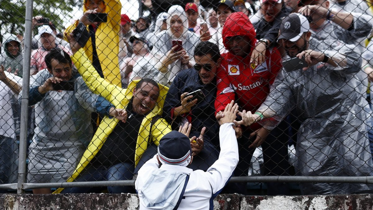 Felipe Massa zdraví své domácí podporovatele