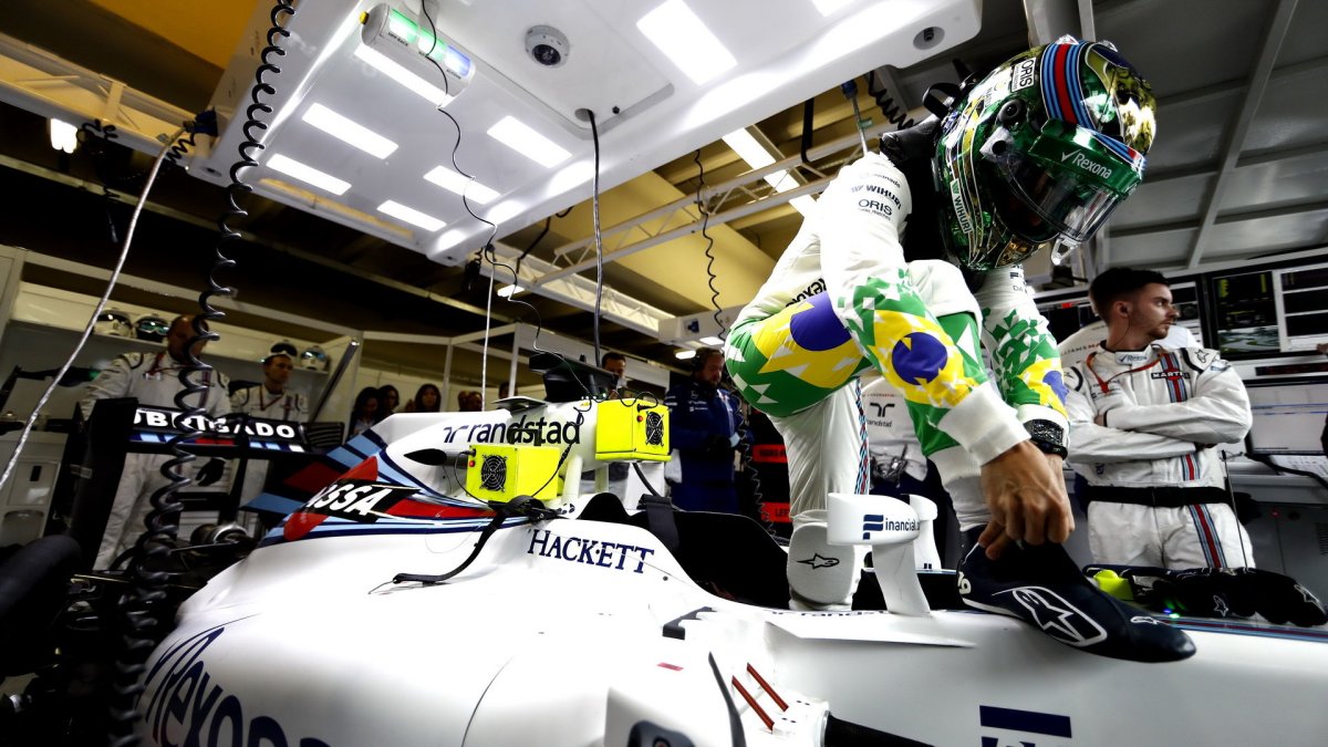 Felipe Massa se chystá před závodem usednout do svého Williamsu