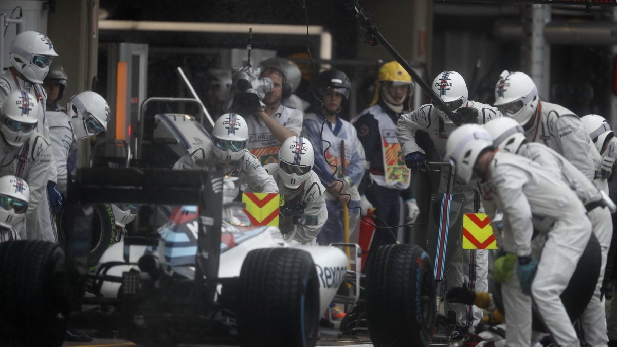 Felipe Massa staví v boxech