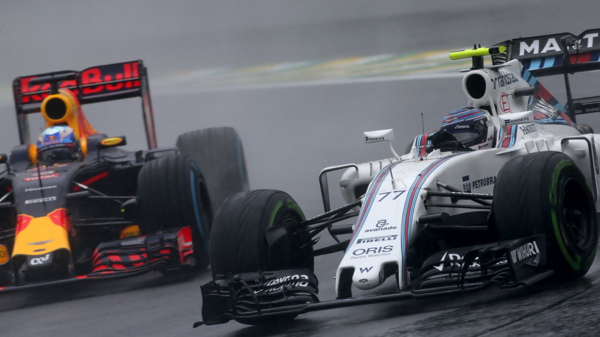 Valtteri Bottas (vpravo) před Danielem Ricciardem ve Velké ceně Brazílie