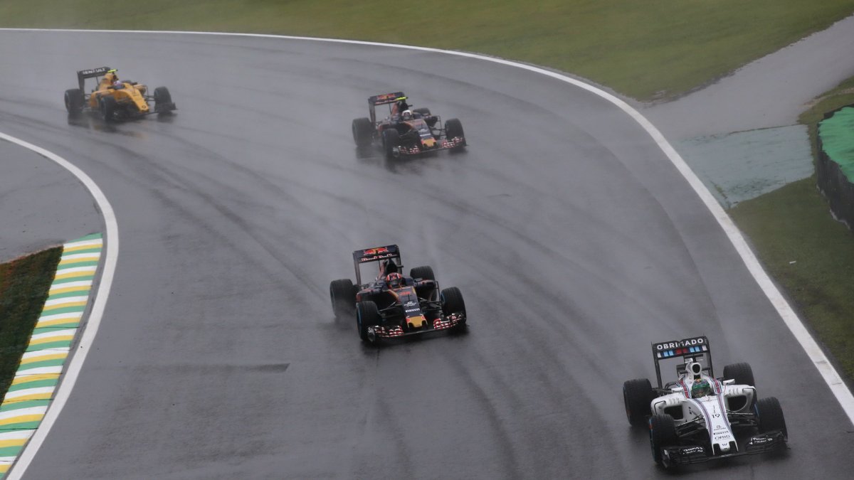 Felipe Massa před svými soupeři ve Velké ceně Brazílie