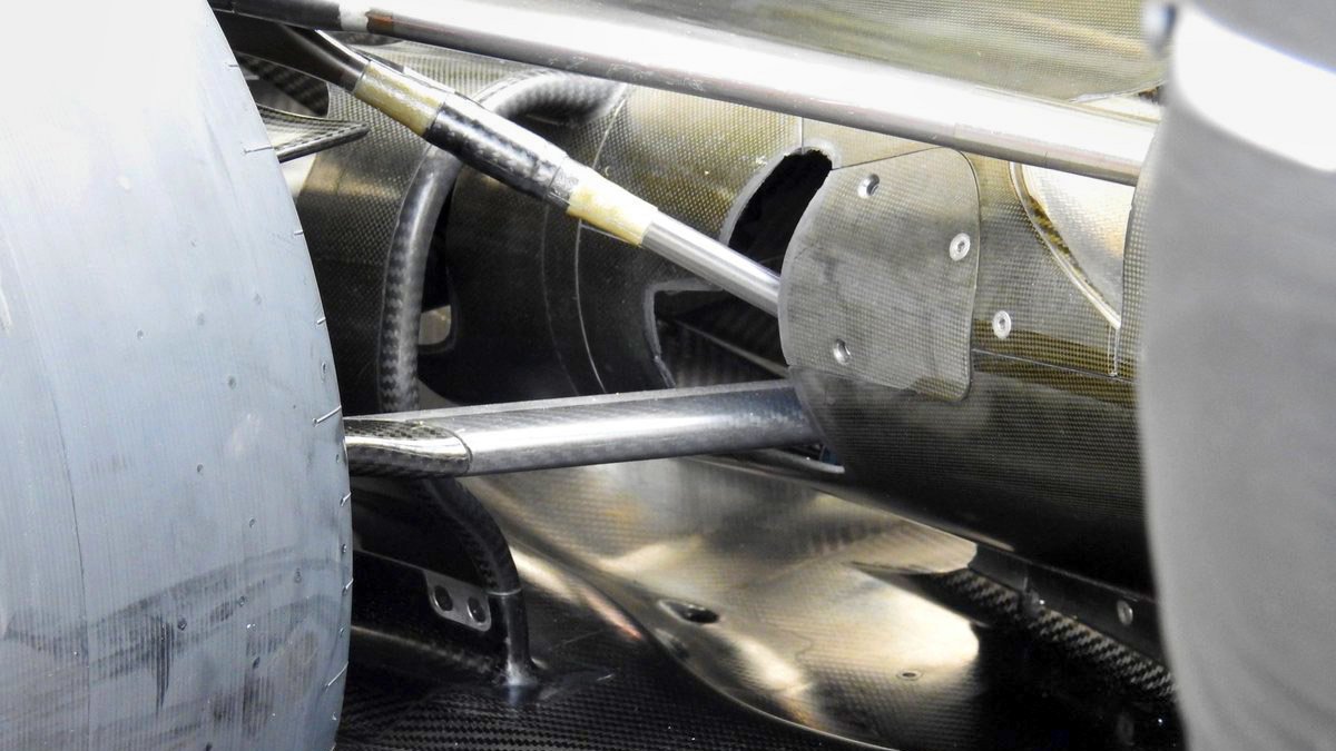 Horní část podlahy Mercedesu F1 W07 Hybrid pod zadním zavěšením