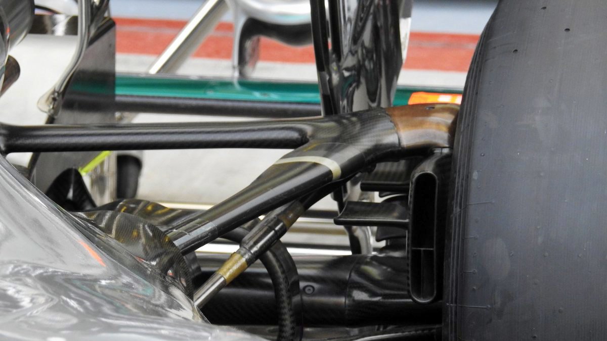 Zadní zavěšení Mercedesu F1 W07 Hybrid - vše podřízenému co nejčistšímu proudění vzduchu
