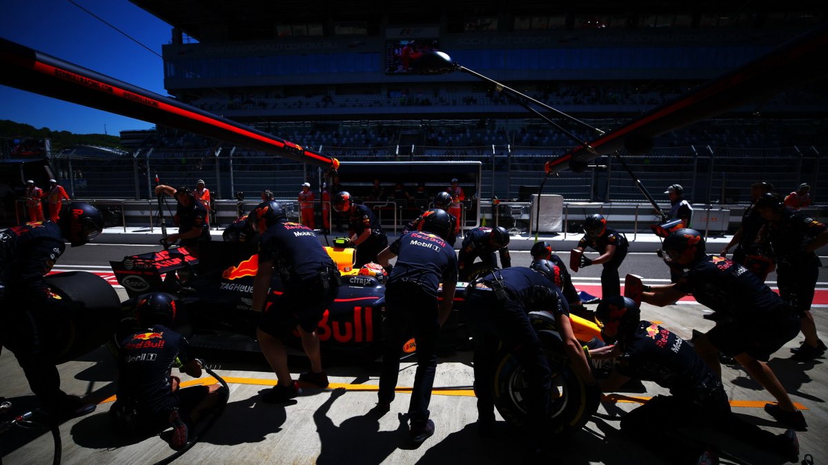 Max Verstappen při pátečním tréninku v Soči