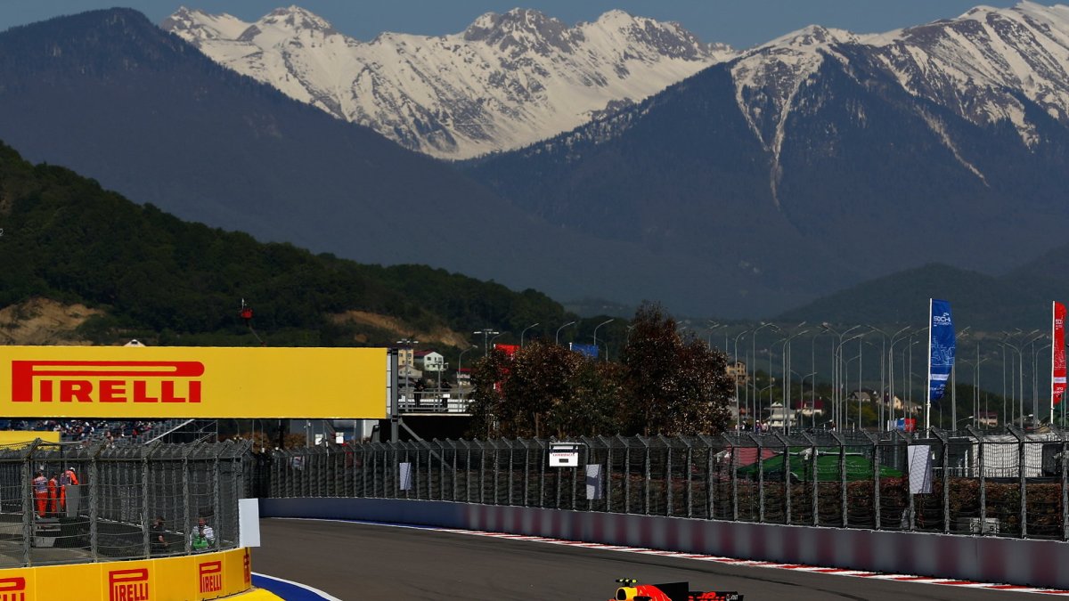 Max Verstappen při pátečním tréninku v Soči