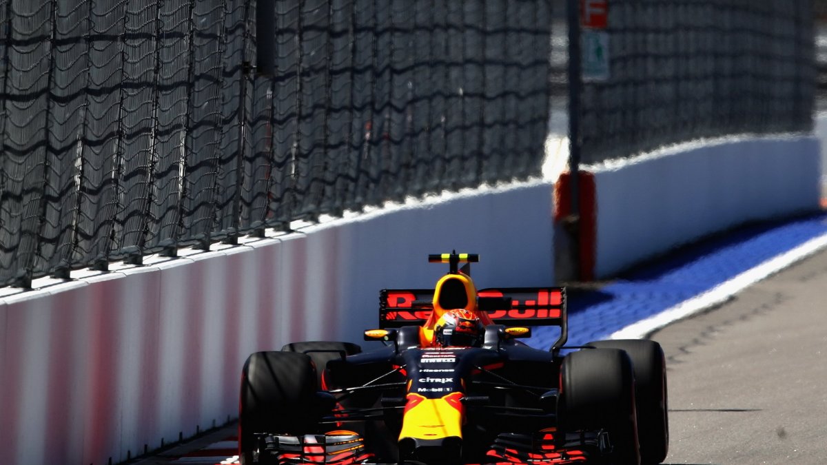 Max Verstappen při pátečním tréninku v Soči