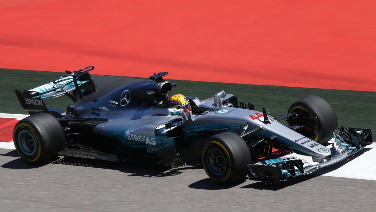 Lewis Hamilton při pátečním tréninku v Soči