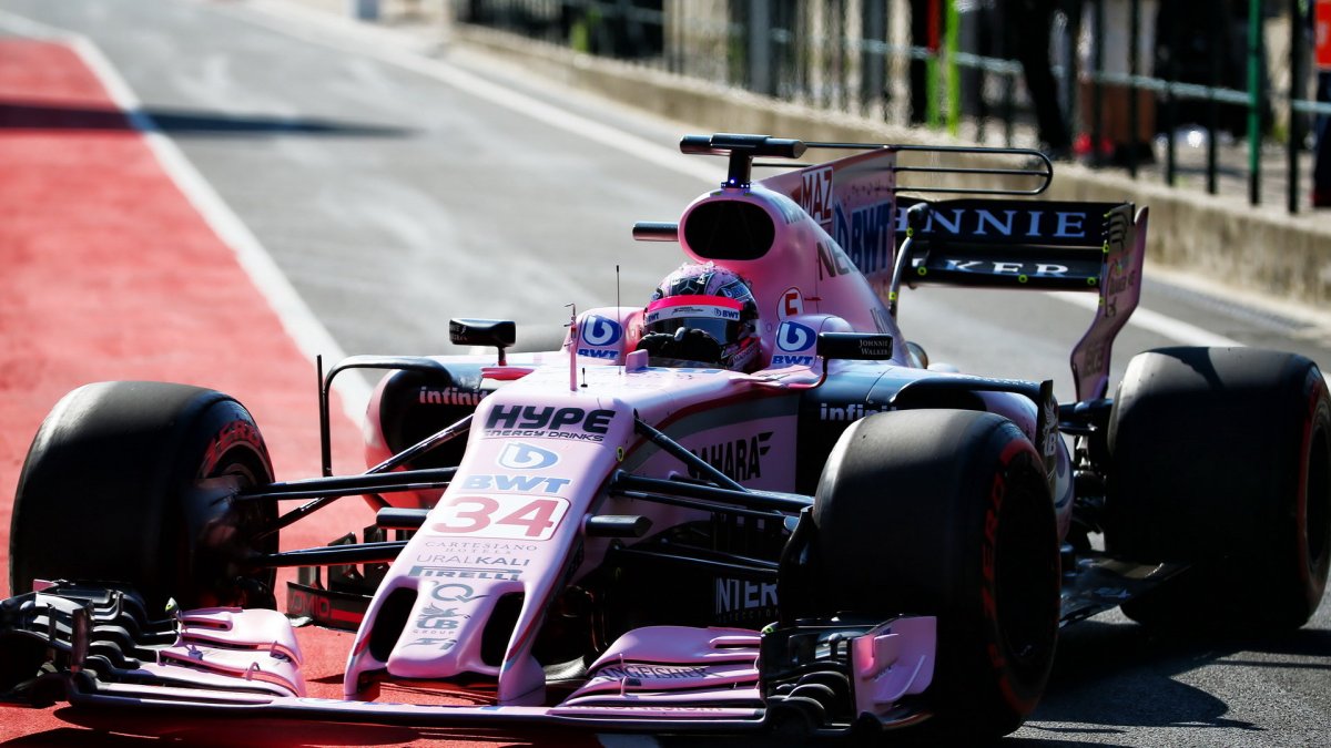 Lucas Auer testuje první den vůz Force India VJM10 - Mercedes v Maďarsku