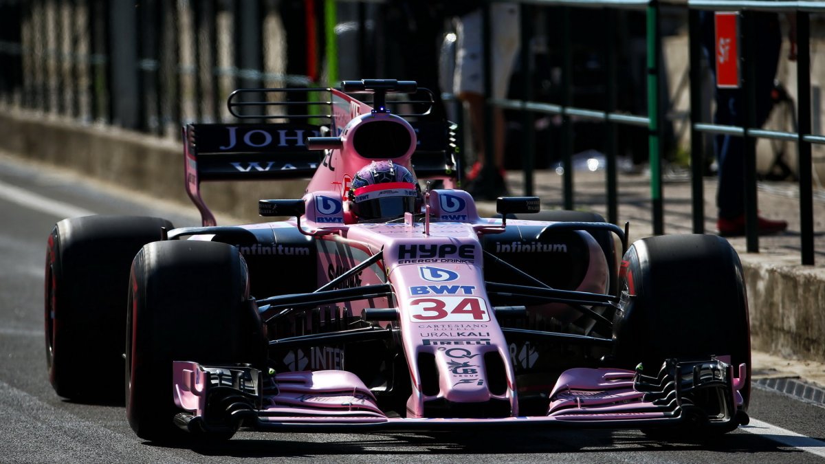 Lucas Auer testuje první den vůz Force India VJM10 - Mercedes v Maďarsku