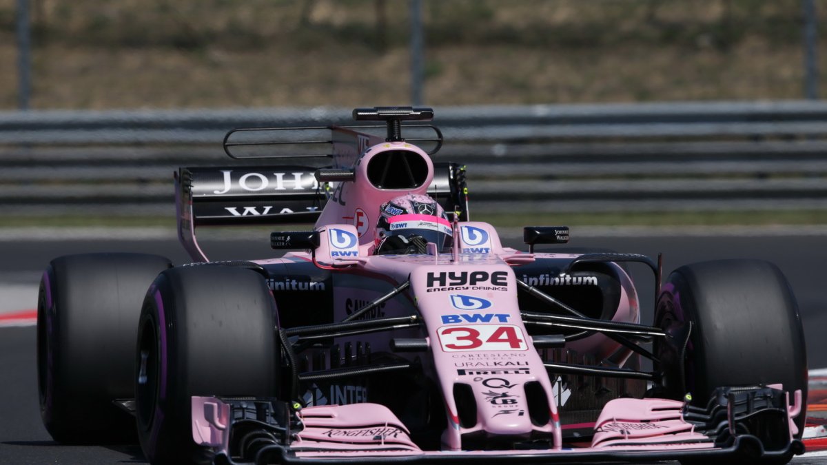 Lucas Auer testuje první den vůz Force India VJM10 - Mercedes v Maďarsku