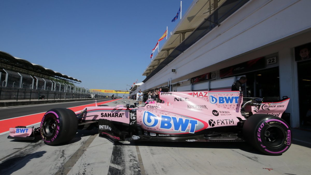 Lucas Auer testuje první den vůz Force India VJM10 - Mercedes v Maďarsku