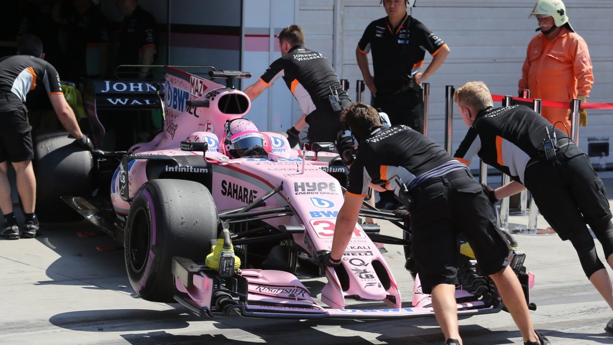 Lucas Auer testuje první den vůz Force India VJM10 - Mercedes v Maďarsku